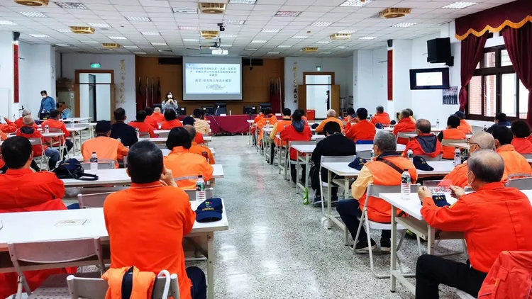 中和社區巡守隊員參加守望相助訓練。中和警分局提供