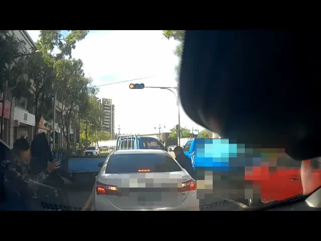 警方借來比較不怕撞的小貨車阻擋轎車前方去路。民眾提供