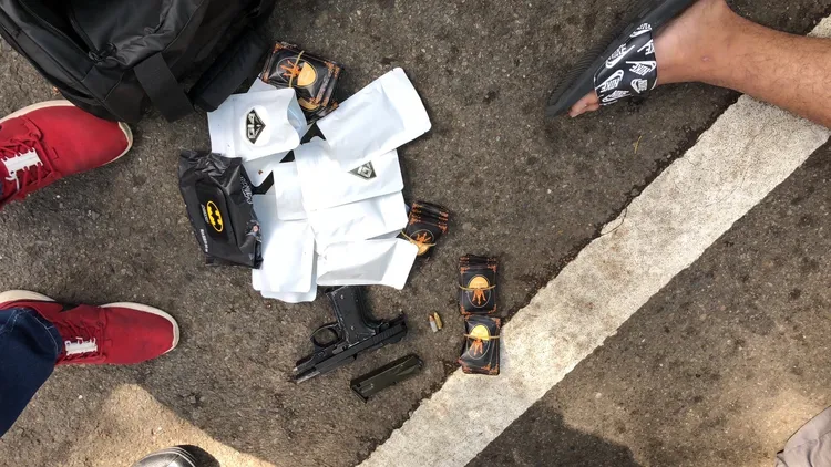 警方在毒販車上查獲改造槍械和毒品。民眾提供