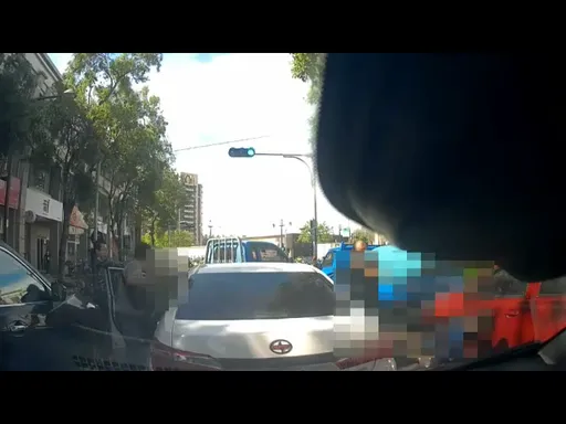 停紅燈被甕中抓鱉 毒販倒車撞警下車瞬洩氣:歹勢啦!