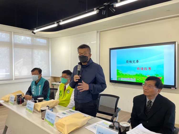 立法院副院長蔡其昌今天前往梧棲國中進行老舊操場改善考察行程。蔡其昌辦公室提供