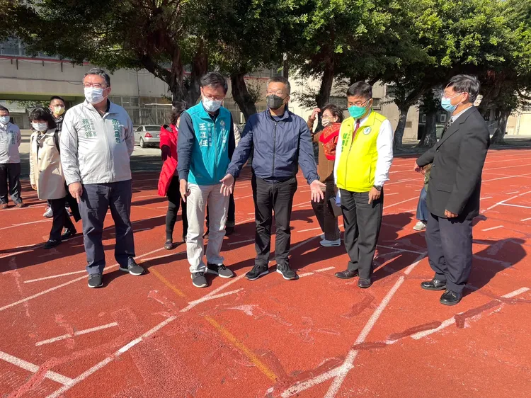 立法院副院長蔡其昌今天前往梧棲國中勘查該校老舊操場改建，並爭取體育署編列預算允諾明年底前改建完成。蔡其昌辦公室提供