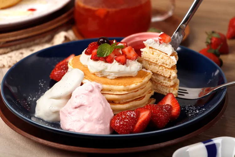 草莓馬斯卡彭鮮奶油薄鬆餅（320元）在鬆餅上有乳香濃厚的馬斯卡彭起司與草莓丁，還有香醇不膩的鮮奶油。業者提供