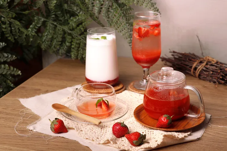 草莓飲品包含氣泡飲、歐蕾與茶類，冰熱飲皆備。業者提供