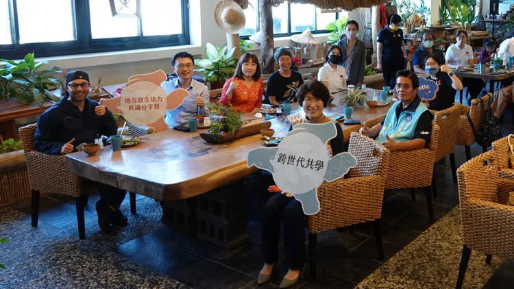 台東縣府透過跨世代雙語計畫培力特色社區及旅遊業者用英語導覽解說，並辦理成果展活動。古和純攝