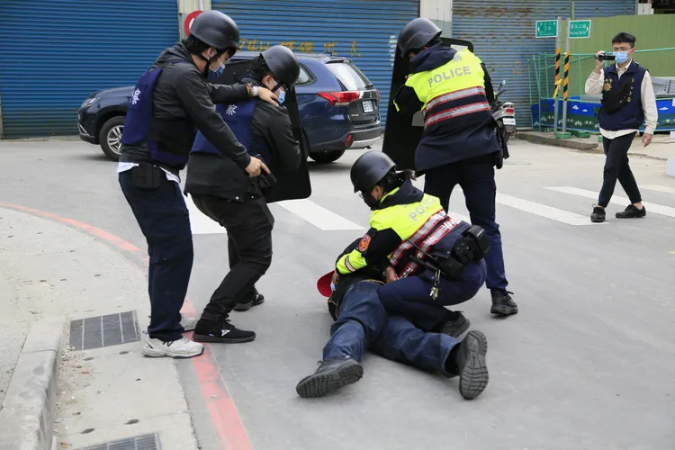 警方壓制逮捕的過程。翻攝畫面