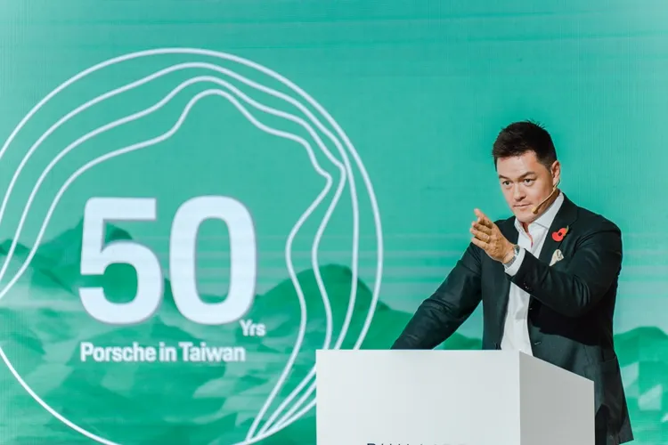 911 GTS保時捷在臺 50 周年獨步紀念款貢獻公益拍賣活動由富藝斯亞洲區主席暨亞洲二十世紀及當代藝術部負責人陳遵文（Jonathan Crockett）主持。   業者提供