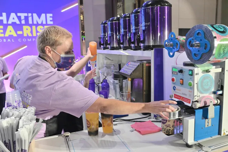 創意獎得主澳洲隊，於比賽時製作「Ocean 海洋」主題飲品。業者提供