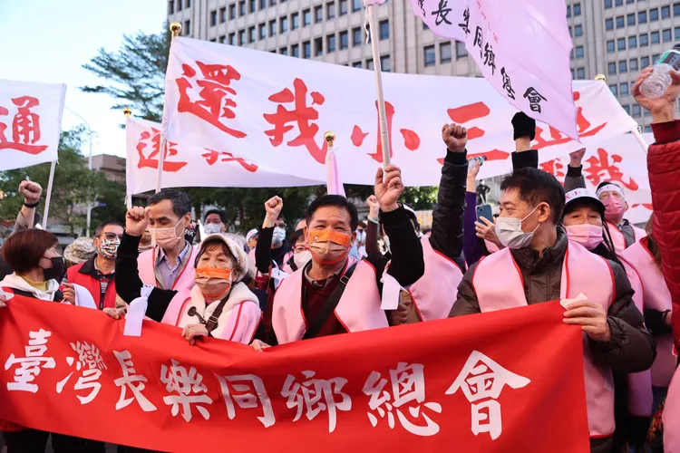 千位民眾參與遊行抗議。翁玉信攝