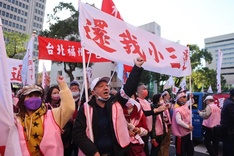 千位民眾參與遊行抗議。翁玉信攝