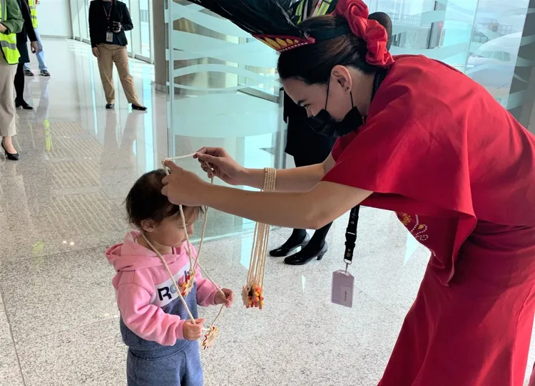首航班機抵達宿霧後，當地地勤人員精心為首航旅客送上迎賓項鍊，表達熱烈歡迎。華航提供