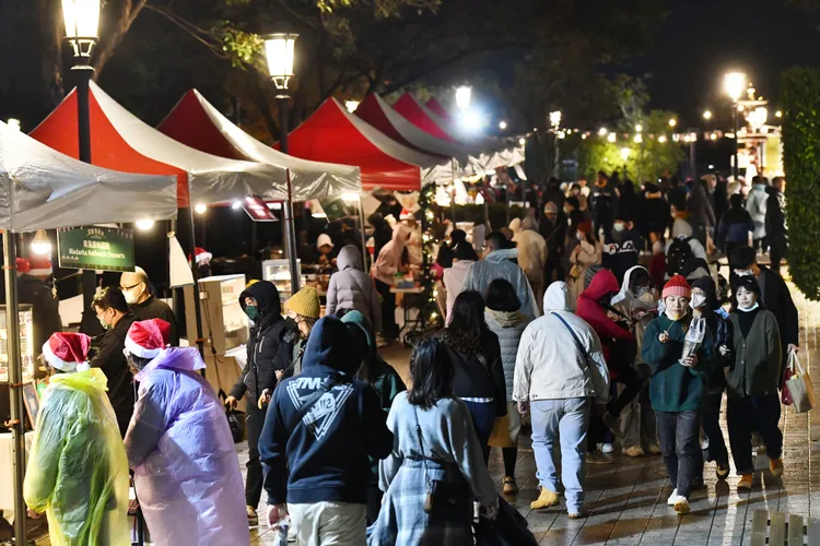 聖誕市集吸引許多人潮。