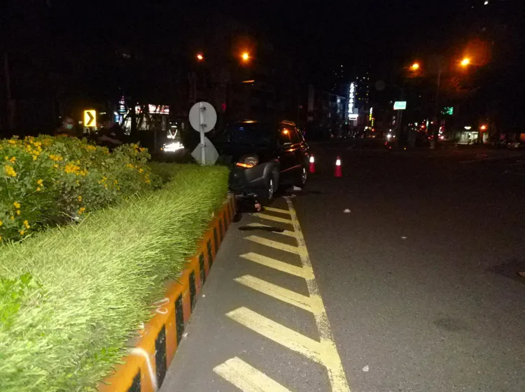 曹男車子自撞安全島。讀者提供