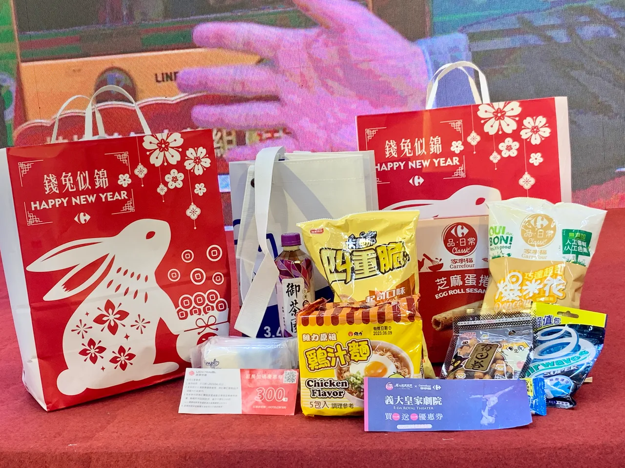 福袋含零食、飲料、泡麵、自有品牌商品等,每份售價198元。劉欣欣攝