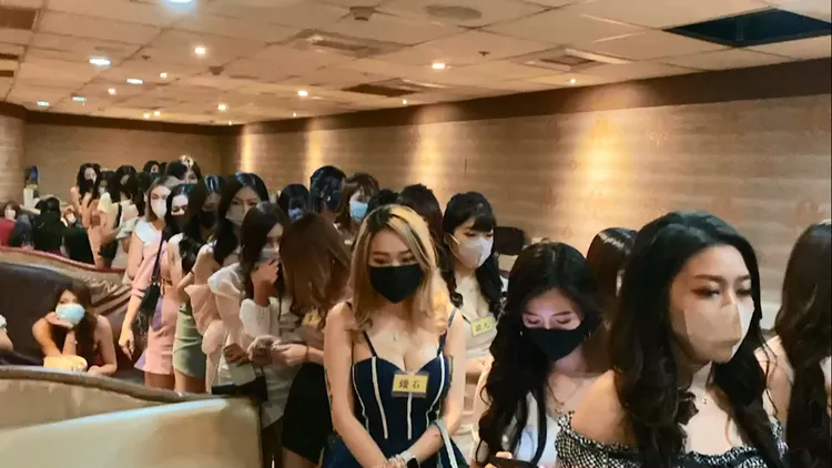 警方臨檢八大行業。警方提供