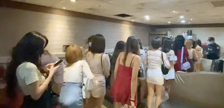 長腿妹排整隊受檢。警方提供