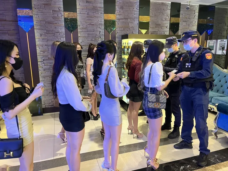 長腿妹排排站受檢，爆乳美腿讓參與警員驚艷。警方提供