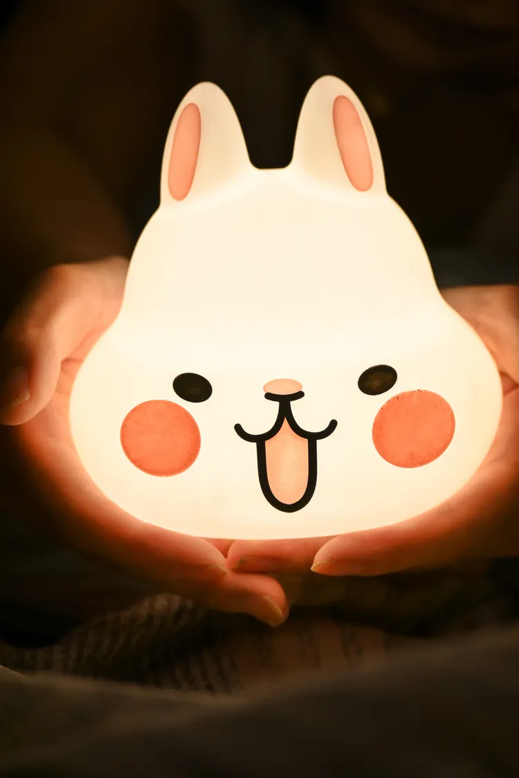 「暖心兔子夜燈」造型呆萌可愛，療癒感十足。阿華田提供