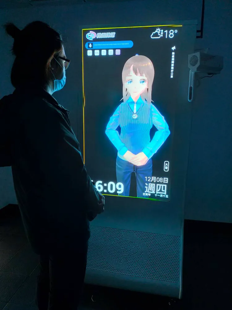 「霏霏」有兩套衣服，一至五著站務員制服，六日變身手機游戲內動漫人物的戰袍。桃園捷運公司提供