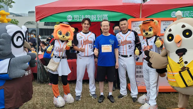 司法院長許宗力與陳鏞基、胡金龍一起宣導國民法官新制。劉榮輝攝