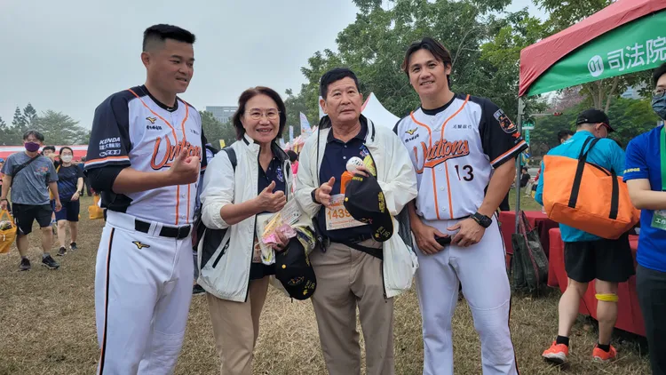 中華職棒球員陳鏞基、胡金龍到場與參賽者闖關玩遊戲。劉榮輝攝