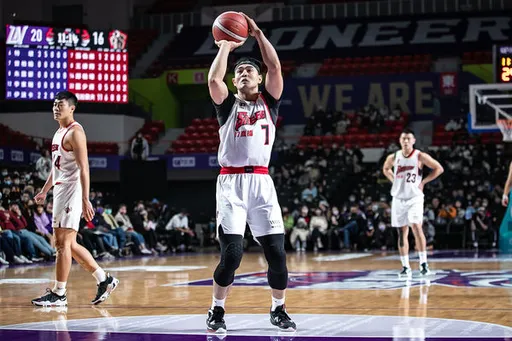 PLG鋼鐵人張伯維酒駕禁賽1年才解禁 竟又出現鎖喉+對球迷比中指離譜行為