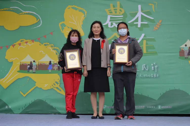 新竹市副市長李世珍與傑出青年農民左林美汝、右陳靜怡合影。市府提供