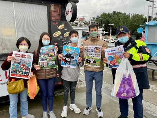 歲末採買人潮多　北市警大稻埕宣導「防扒」