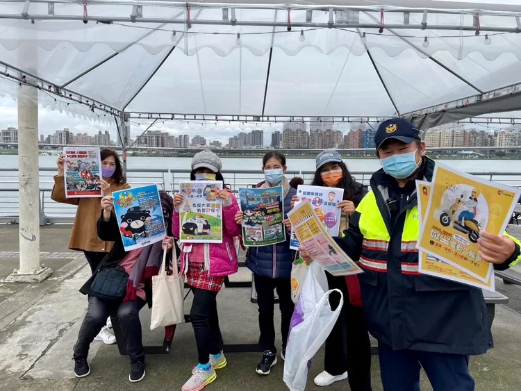 北市保大警員向民眾宣導防搶、防竊（扒）觀念。翻攝畫面