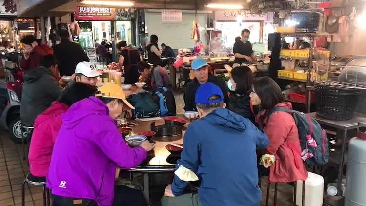 羊肉湯攤位一早就坐滿人。孫英哲攝