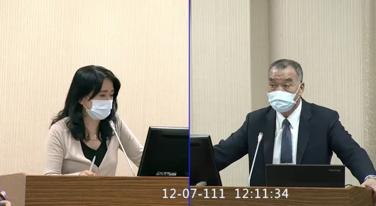 國防部長邱國正（右）被國民黨立委李貴敏（左）開嘲諷罵智商後，隨即表示「我智商是不高啦」。翻攝自立法院議事轉播系統