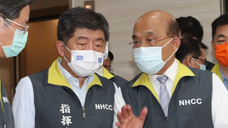 衛福部前部長陳時中（左）在任疫情指揮官時金句連發。資料照片