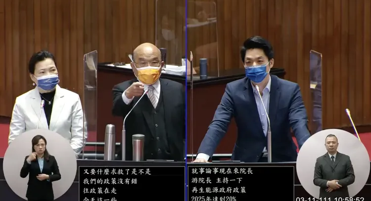 行政院長蘇貞昌（左）在院會嗆時任立委蔣萬安（右）為選舉「在那叫什麼」。翻攝自立法院議事轉播系統