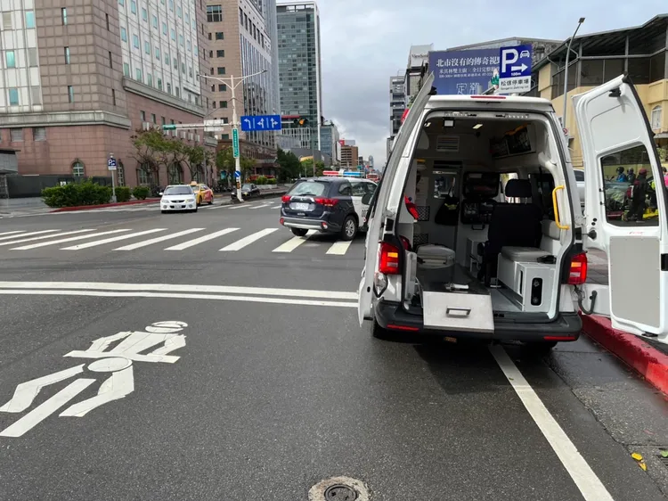 年輕騎士送醫不治。翻攝畫面