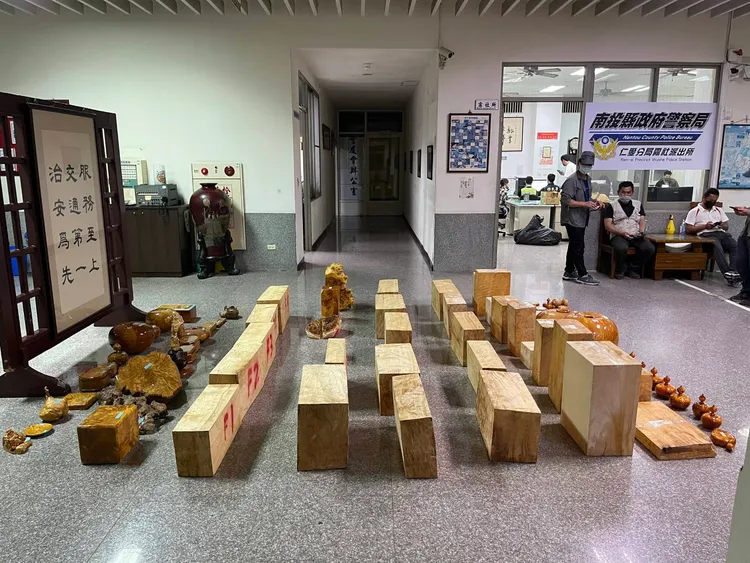 所有珍貴木材全部排開，擺滿警所大廳地面。民眾提供
