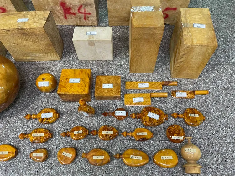 鄭女將角材交給王男加工，製成聚寶盆等成品。民眾提供