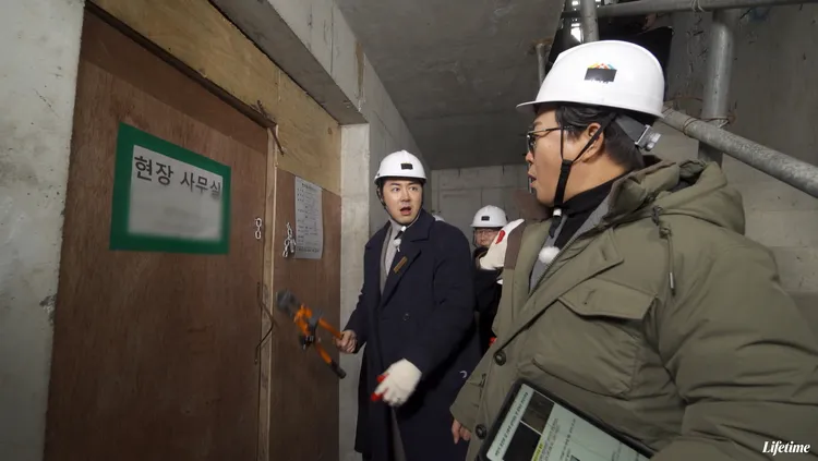 前進（左）、金聖柱實地到勘查，嚇到瞪大雙眼。Lifetime提供