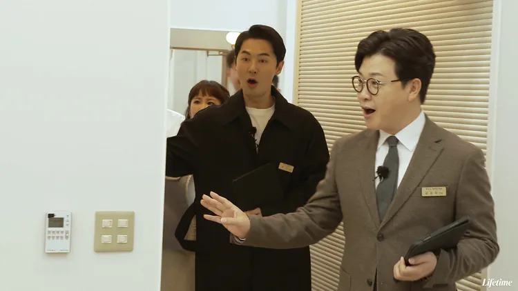 前進（左）、金聖柱開箱改造後的新房，驚訝到說不出話。Lifetime提供