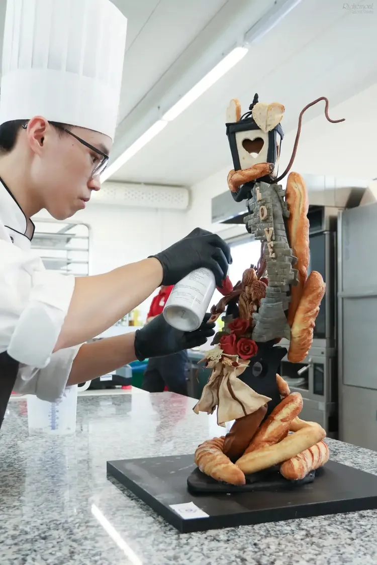 高餐大學生蔡呈杰在2022第46屆國際技能競賽中，奪得麵包製作項目優勝。高餐大提供