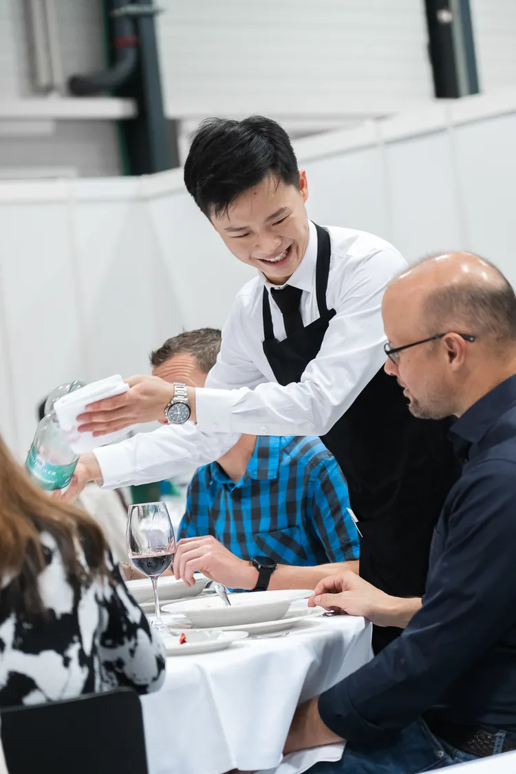 高餐大學生蔡柏毅在在2022第46屆國際技能競賽中，奪下餐飲服務銀牌。高餐大提供