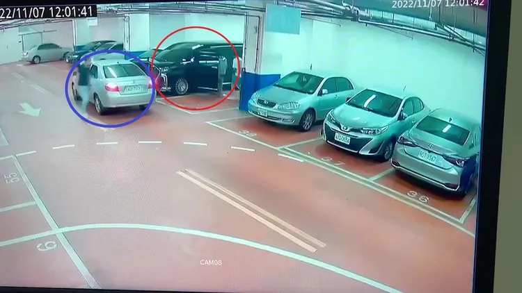 明仁會成員(藍圈處)開車堵住劉男車輛(紅圈處)。新店警分局提供