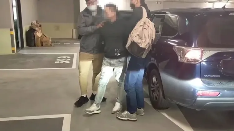 警方將簡姓主嫌帶回警局。新店警分局提供