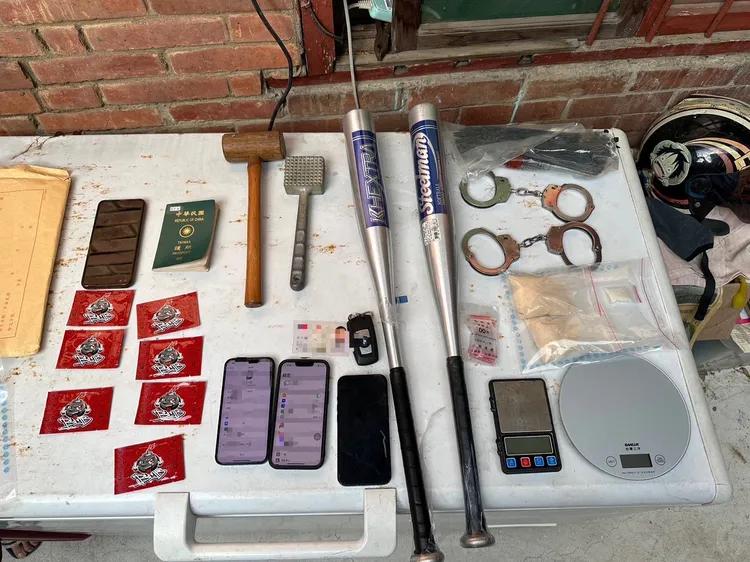 警方起獲棍棒手銬毒品等證物。新店警分局提供
