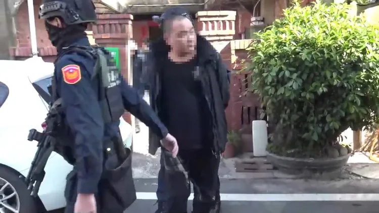 警方前往苗栗逮捕明仁會成員。新店警分局提供