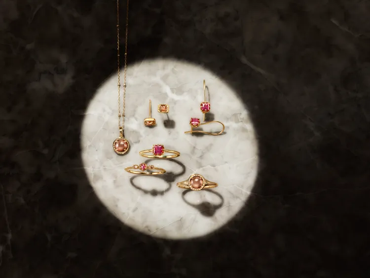 agete洋溢復古情懷的簡約設計，格外能放大佩戴者個性中的溫柔面向。品牌提供