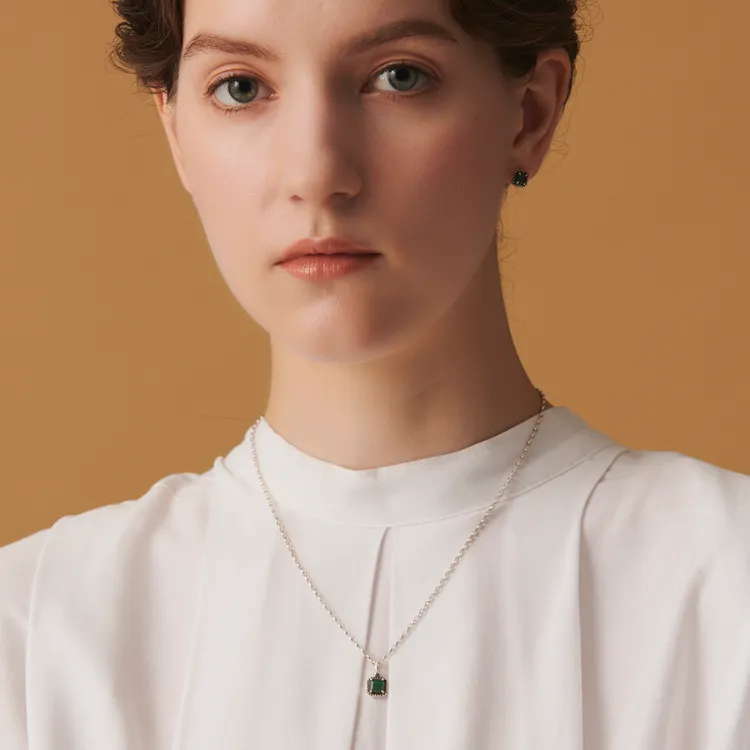 純銀孔雀石煙燻石英鍊墜，9600元。品牌提供