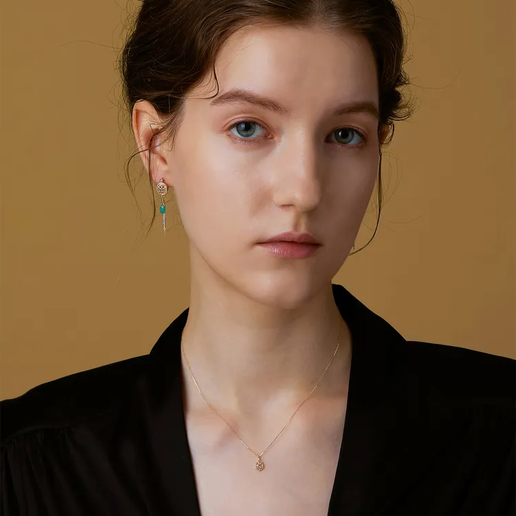 10K金鑽石水滴玫瑰項鍊，1萬300元。品牌提供