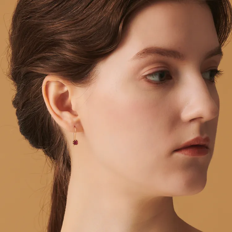 18K金山茶花紅寶石耳環，2萬6800元。品牌提供