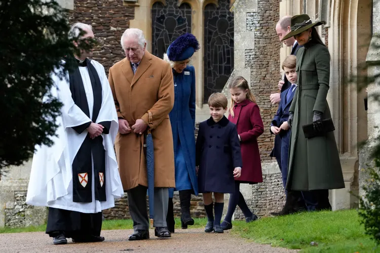 聖誕節禮拜儀式結束後，英王查理三世、王后卡蜜拉、王儲威廉夫婦與三名子女依序步出教堂。美聯社