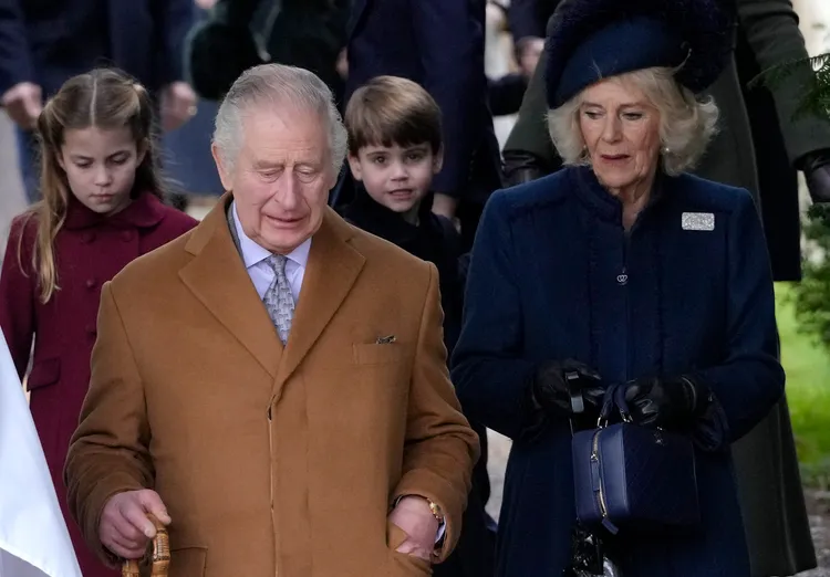 聖誕節禮拜結束後，查理三世、王后卡蜜拉與王室成員步出教堂。美聯社